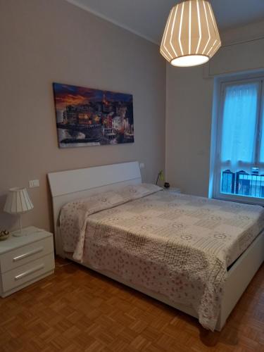 - une chambre avec un lit, une lampe et une fenêtre dans l'établissement ROSY HOUSE, à Gênes