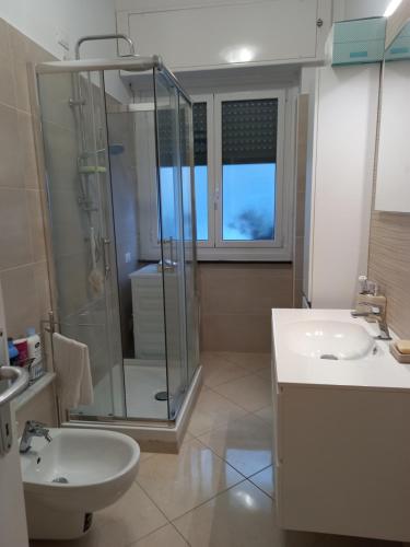 La salle de bains est pourvue d'une douche et d'un lavabo. dans l'établissement ROSY HOUSE, à Gênes