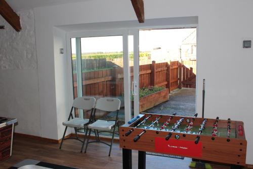 Stolní tenis v ubytování Cnwc Y Boidy Llangrannog nebo okolí