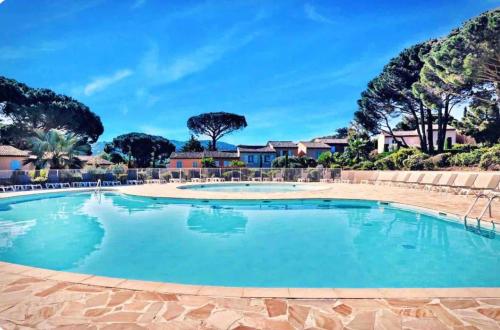 einen Pool in einem Resort mit blauem Wasser in der Unterkunft Maison de 4 chambres avec piscine partagee jardin clos et wifi a Gassin a 2 km de la plage in Gassin