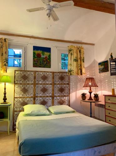 une chambre avec un grand lit et deux lampes dans l'établissement Maison spacieuse avec piscine partagée à Gassin, à Gassin