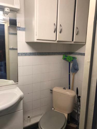 une salle de bain avec toilettes et lavabo dans l'établissement Chez Bibi, à Neuilly-sur-Marne