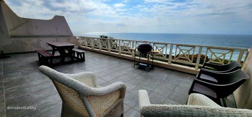 - un balcon avec des chaises, un grill et l'océan dans l'établissement Ramsgate Rendezvous 5 - Sleeps 6, à Margate