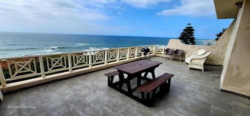 un balcon avec une table et une vue sur l'océan dans l'établissement Ramsgate Rendezvous 5 - Sleeps 6, à Margate