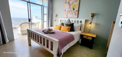 une chambre avec un lit avec vue sur l'océan dans l'établissement Ramsgate Rendezvous 5 - Sleeps 6, à Margate