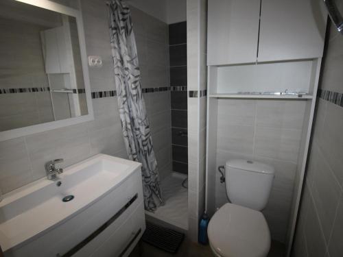 Apartamento Llançà, 1 dormitorio, 4 personas - ES-228-86 في يانسا: حمام مع مرحاض ومغسلة ودش