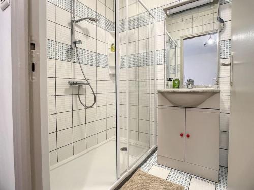 Vonios kambarys apgyvendinimo įstaigoje Joli petit appartement à Ispagnac