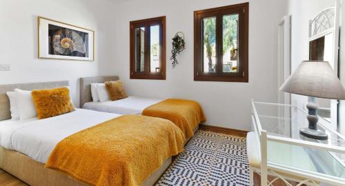 Ένα ή περισσότερα κρεβάτια σε δωμάτιο στο Beautiful Ground Floor Apartment BC02 - Lelantos, Theseus Village