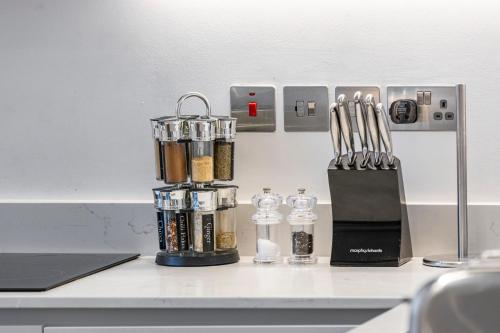 a kitchen counter with a blender on a table at Luxurious 2 BR - Apartment - Sleeps 6 in London
