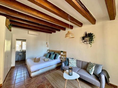 uma sala de estar com um sofá e uma mesa em Taulat House l Mediterranean Loft l Poblenou Beach l ChillOut l Self Check In by TURYHOST em Barcelona