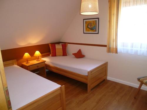 A bed or beds in a room at Ferienwohnung Bartels in Petersdorf mit Balkon
