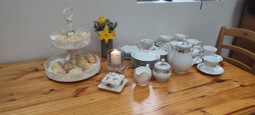 einen Tisch mit Keksen, Tassen und Tellern darauf in der Unterkunft The Old House at Belfield in Tralee