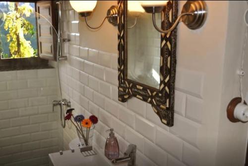 a bathroom with a mirror and a sink at Suite con vistas Alhambra in Granada