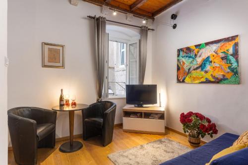uma sala de estar com uma mesa e uma televisão em Hidden Gem Old Town em Dubrovnik