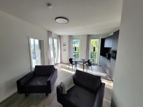 sala de estar con sofá y mesa en Egge Resort 7g Viaduktblick, Balkon en Altenbeken