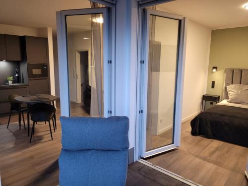 1 dormitorio con 1 cama, 1 silla y 1 mesa en Egge Resort 7g Viaduktblick, Balkon en Altenbeken