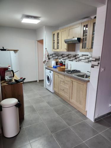 Il comprend une cuisine équipée d'une cuisinière, d'un lave-linge et d'un évier. dans l'établissement Le cap d'agde, au Cap d'Agde