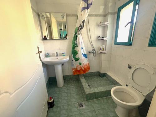 Ένα μπάνιο στο Smaragdi Apartment