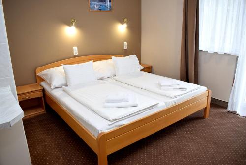 Lídia Hotel tesisinde bir odada yatak veya yataklar