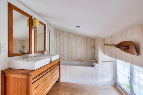 a bathroom with a sink and a bath tub at Adresse privilegiee a Ars-en-Re in Ars-en-Ré