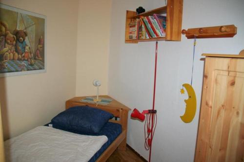 a small bedroom with a bed and a baseball bat at Heggerank 80* in Nieuwvliet