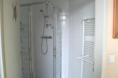 尼維萊特的住宿－Heggerank 80*，带淋浴的浴室和玻璃门
