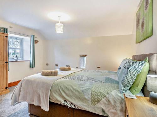 Un dormitorio con una cama grande y una ventana en 3 Bed in Wolsingham 94198, en Wolsingham