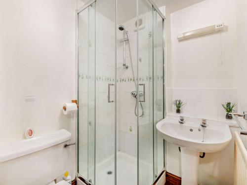 a bathroom with a shower and a sink at 3 Bed in Wolsingham 94198 in Wolsingham