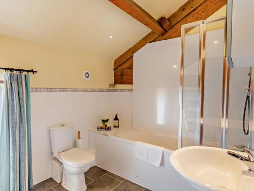 a bathroom with a tub and a toilet and a sink at 3 Bed in Malham 94260 in Airton