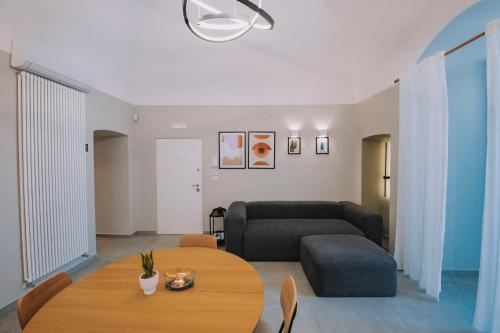 un soggiorno con tavolo e divano di Sea Glow - Luxury Apartment a Bisceglie