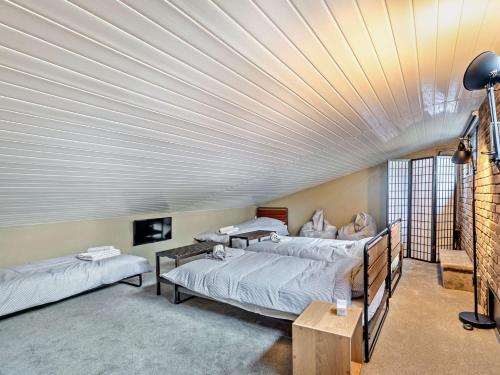 Zimmer mit 2 Betten und einem Kamin in der Unterkunft 3 Bed in Holmfirth 94342 in Thurlstone