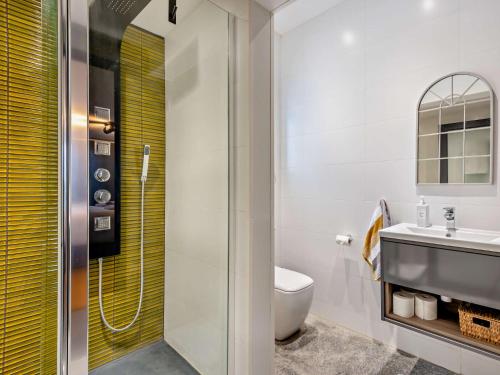een badkamer met een douche, een toilet en een wastafel bij 3 Bed in Holmfirth 94342 in Thurlstone