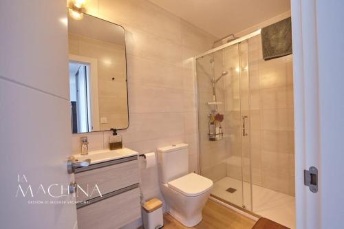 une salle de bain avec toilettes, lavabo et douche dans l'établissement Las Flores del Mar, a un paso de Comillas, à Comillas