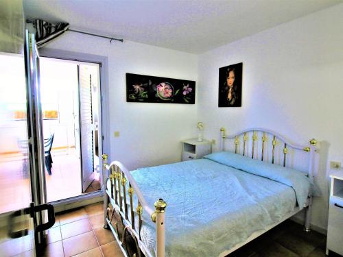 Apartamento Roses, 2 dormitorios, 6 personas - ES-258-17 في روساس: غرفة نوم مع سرير مع لحاف أزرق