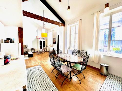 une salle à manger et un salon avec une table et des chaises dans l'établissement ApartHotel Riviera - MAISON BONAPARTE -Vieux Port Place du Pin, à Nice