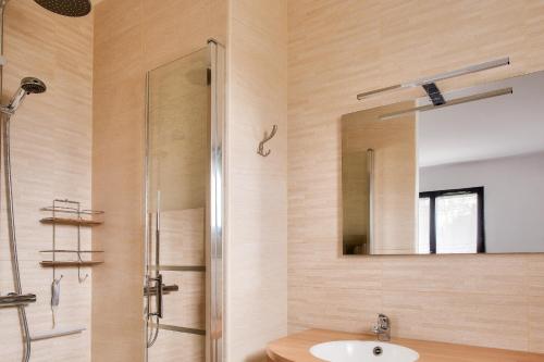 Ένα μπάνιο στο Maison pour 7 - jardin - accès pmr - 5min plage