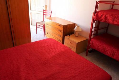 een slaapkamer met 2 bedden, een dressoir en een bureau bij Cozy charm near the beach - Beahost in Bibione
