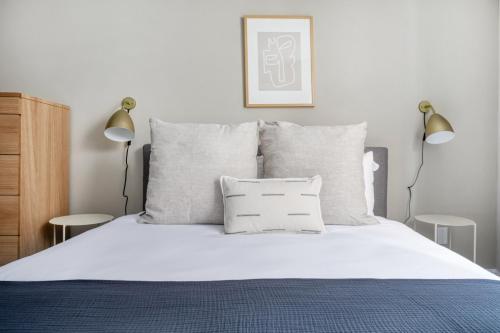 1 dormitorio con 1 cama con sábanas y almohadas blancas en Charming N End 2BR on Salem St BOS-451, en Boston