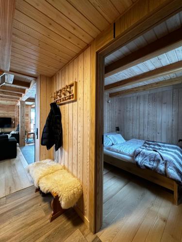 a bedroom with a bed in a wooden wall at Sälen Moderna Lodge in Sälen