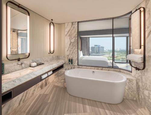 Koupelna v ubytování Hilton Saigon