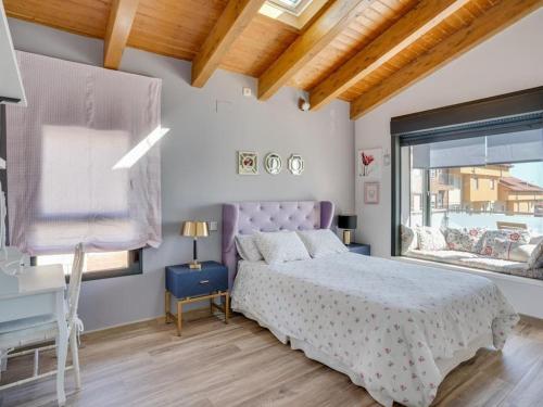 een slaapkamer met een bed en een groot raam bij Villa Nadine 1307 in Candeleda