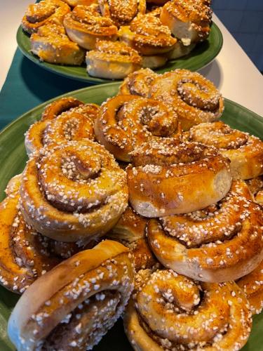 a pile of pretzels on a green plate at Bogesund Slottsvandrarhem in Vaxholm
