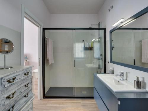 een badkamer met een glazen douche en een wastafel bij Villa Nadine 1307 in Candeleda
