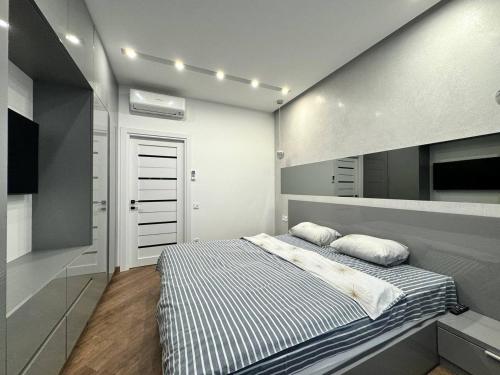 Arcadia Luxury Apartments في أوديسا: غرفة نوم بسرير كبير في غرفة