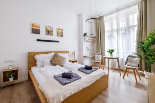 1 dormitorio con 1 cama con 2 almohadas en AK7 Boutique Suites en Budapest