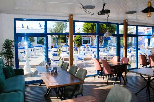 een restaurant met tafels en stoelen en een patio bij Mavi Restaurant & Bistro in Didim
