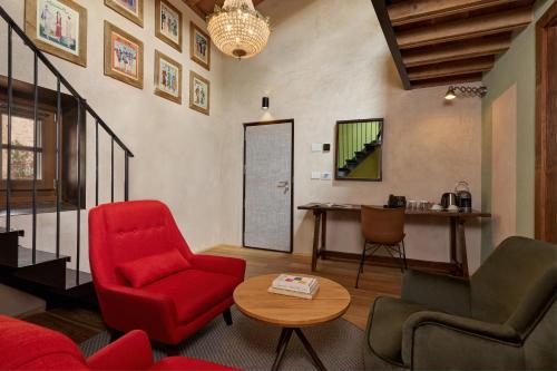 a living room with red chairs and a table at Villa Balis Crema Verona Hills in Grezzana