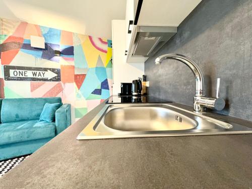 eine Küchenspüle mit einem Einbahnschild an der Wand in der Unterkunft Kreative Wohnung mit Balkon in Wien