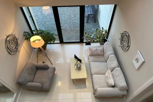 an overhead view of a living room with a couch and chairs at Doleen House in Ballyconneely
