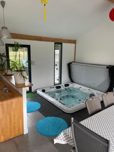 a room with a hot tub in the middle of a room at Grande villa avec piscine et spa in Longages